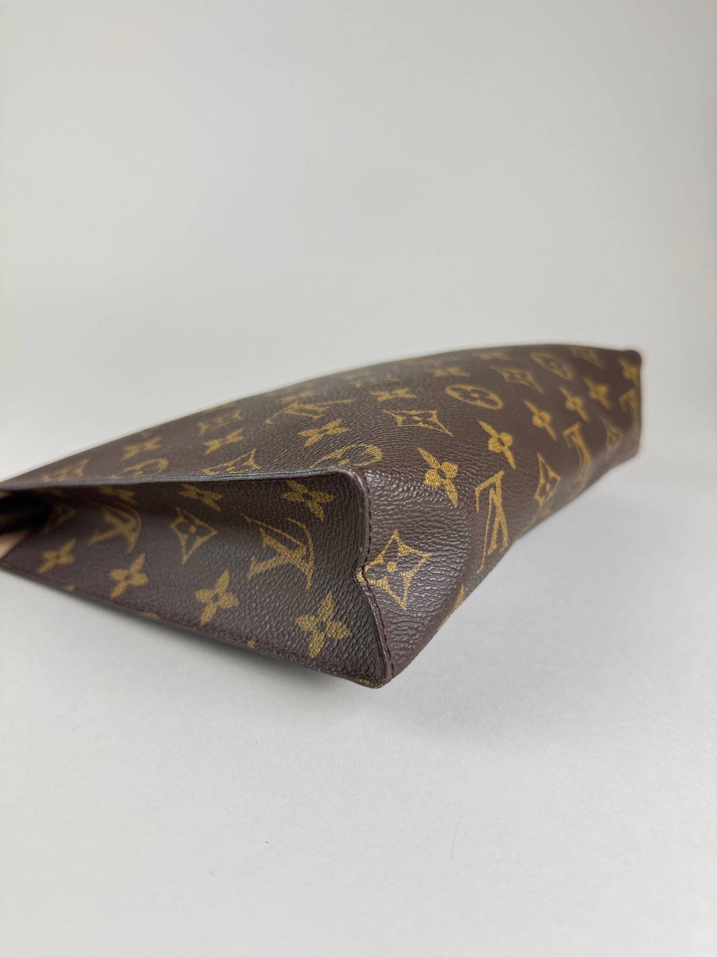 Louis Vuitton Poche Toilette 26