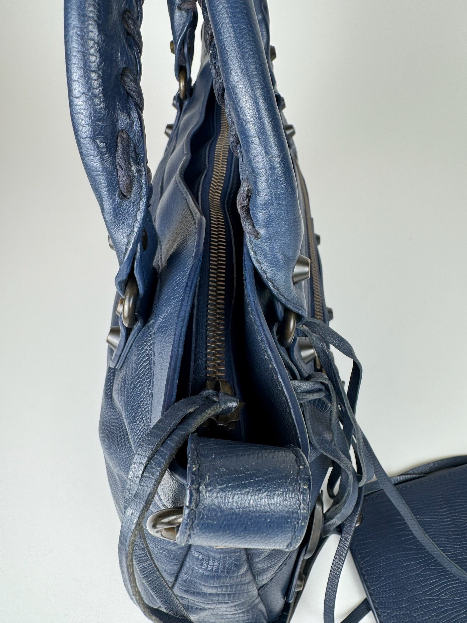 Balenciaga City - respace.studio