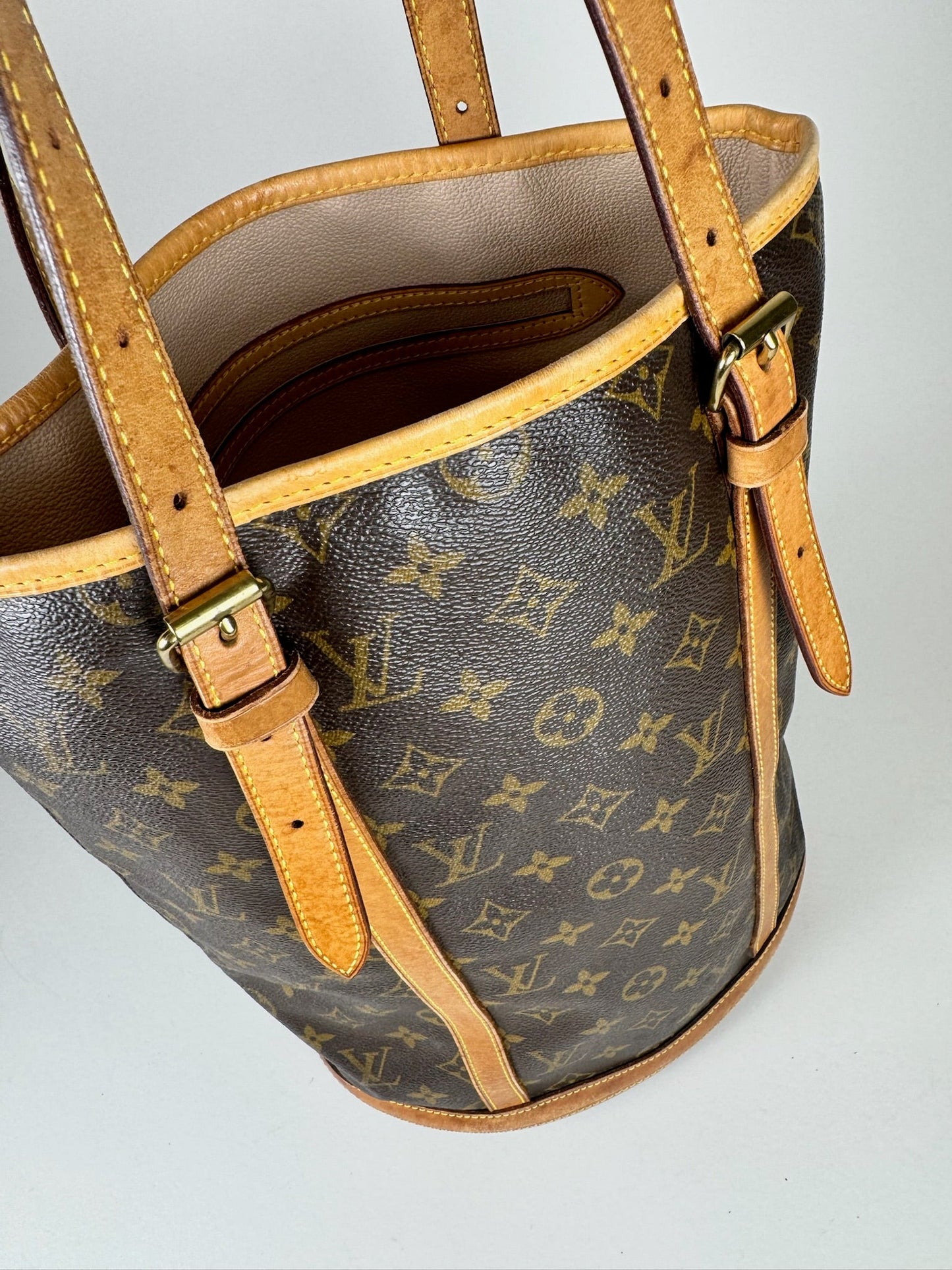 Louis Vuitton Bucket GM - respace.studio