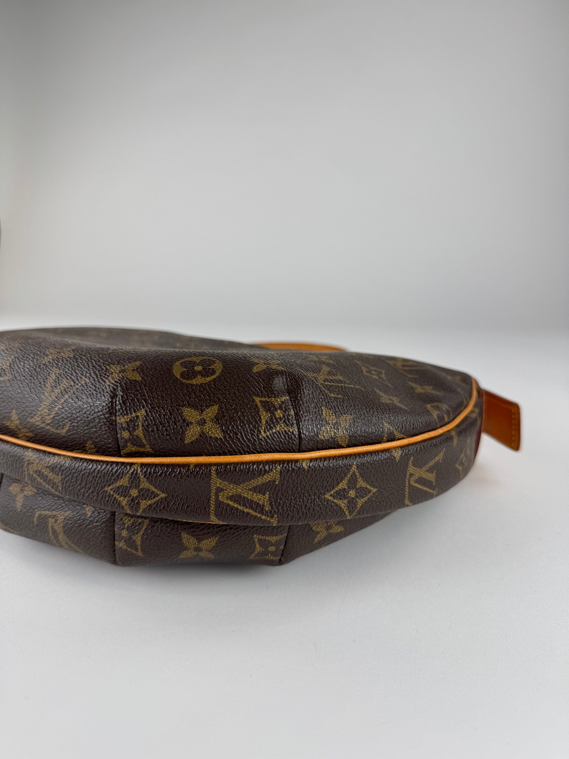 Louis Vuitton Croissant GM - respace.studio