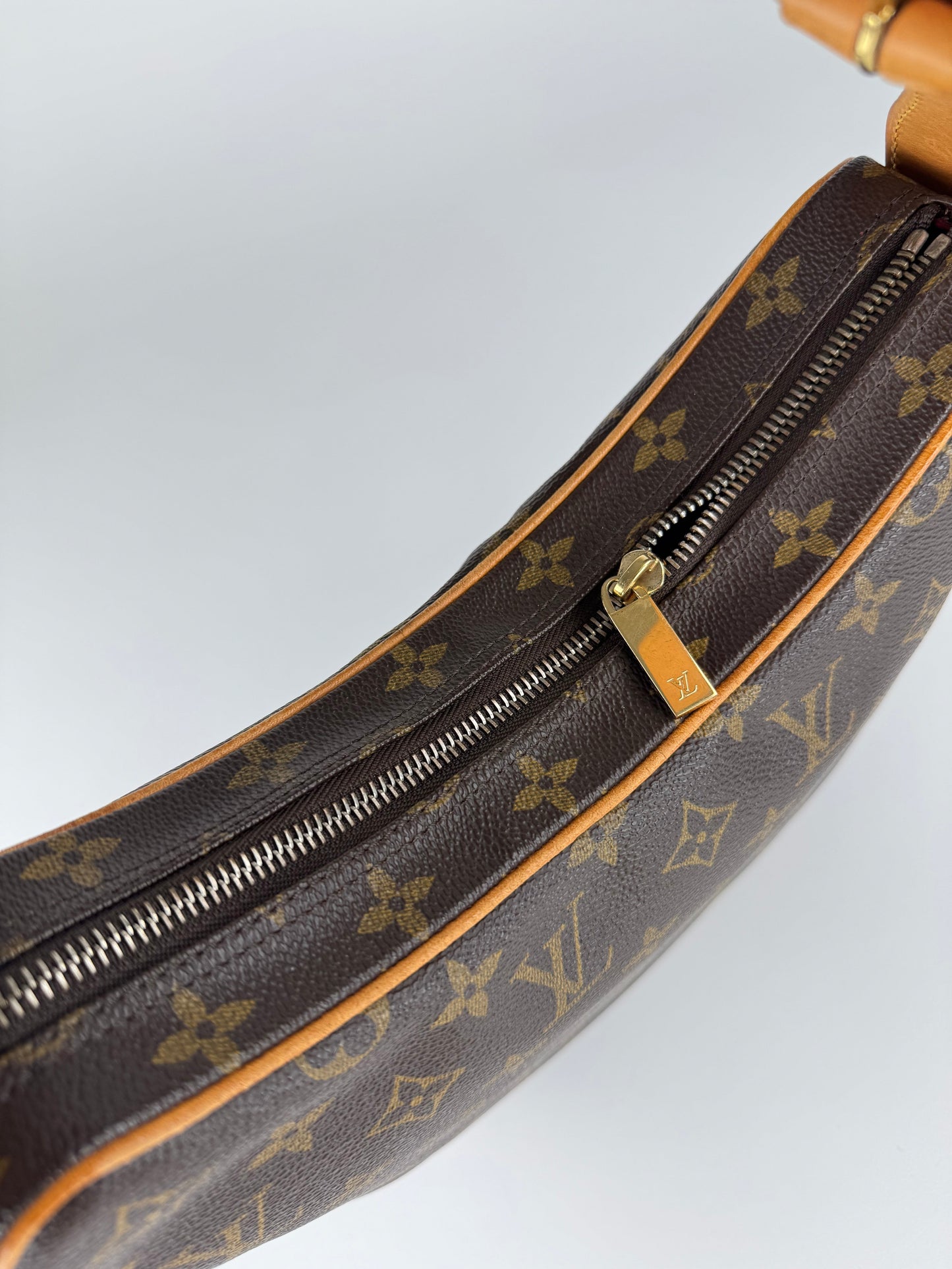 Louis Vuitton Croissant GM - respace.studio