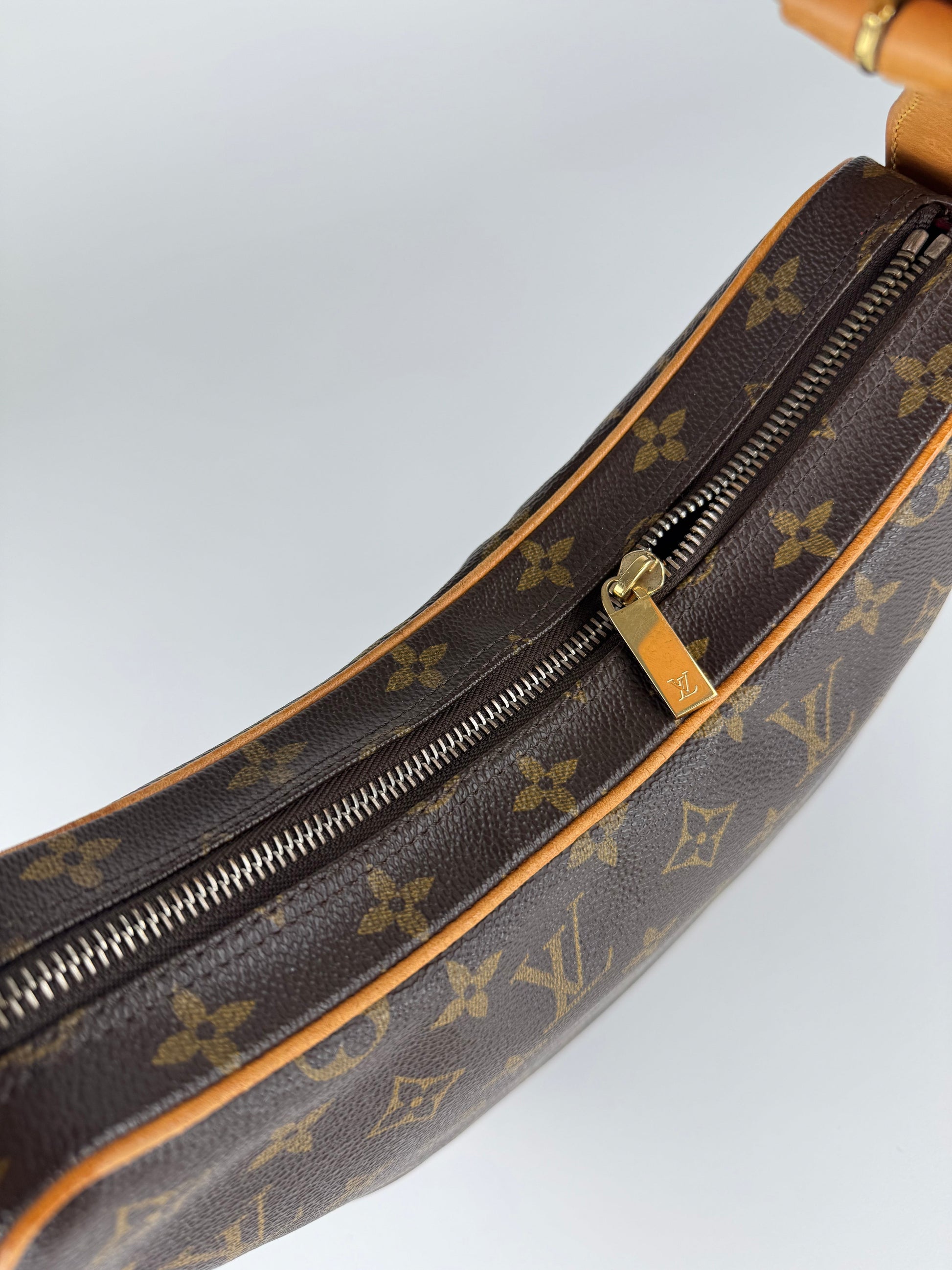 Louis Vuitton Croissant GM - respace.studio