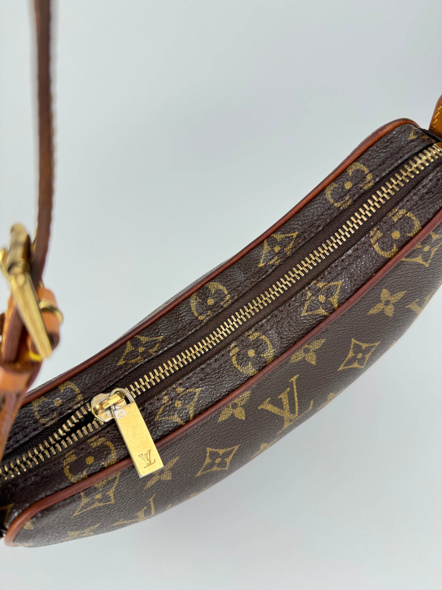 Louis Vuitton Croissant PM - respace.studio