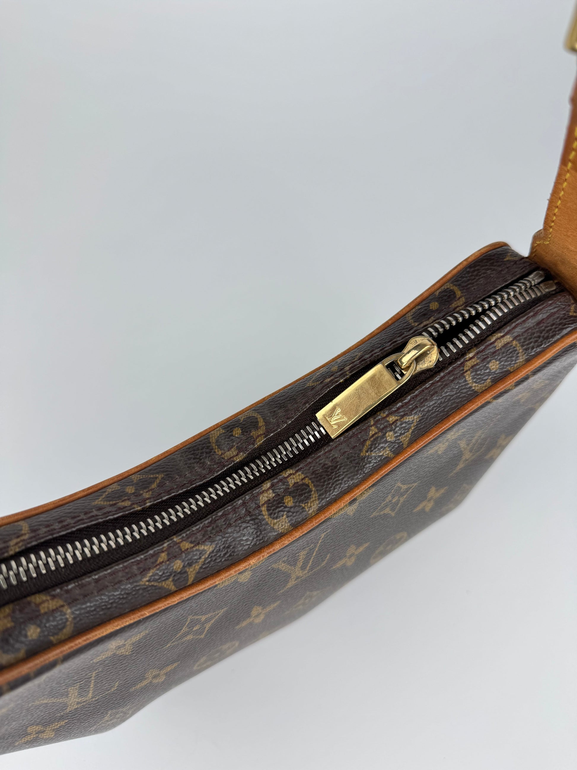 Louis Vuitton Croissant PM - respace.studio