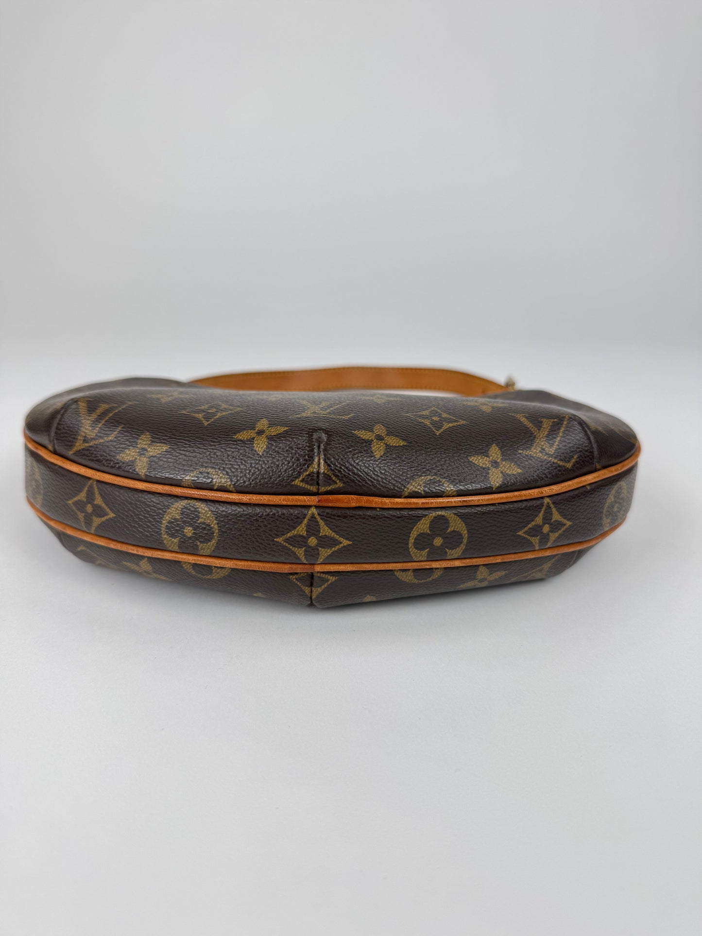 Louis Vuitton Croissant PM - respace.studio