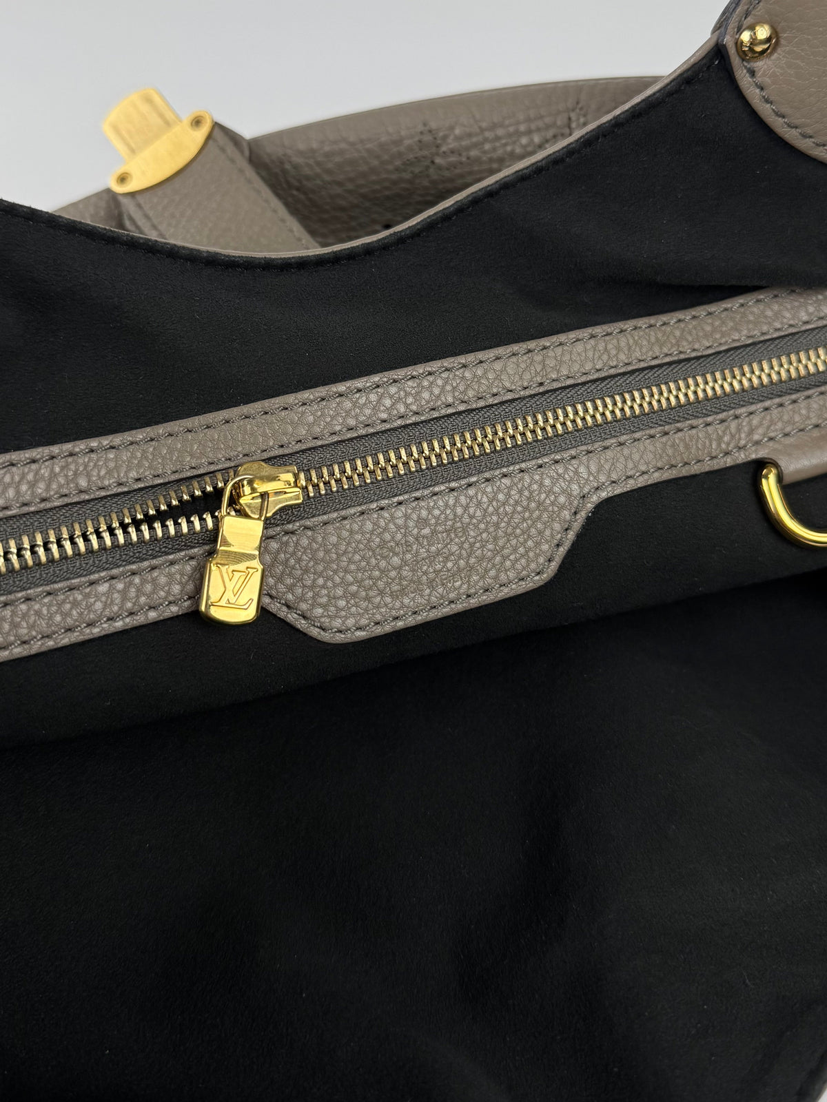 Louis Vuitton Mahina Hobo - respace.studio
