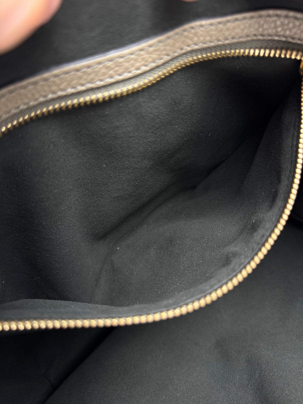 Louis Vuitton Mahina Hobo - respace.studio