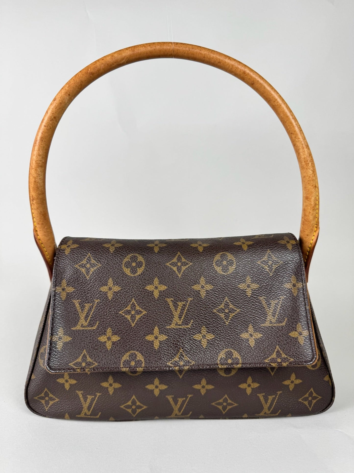 Louis Vuitton Mini Looping - respace.studio