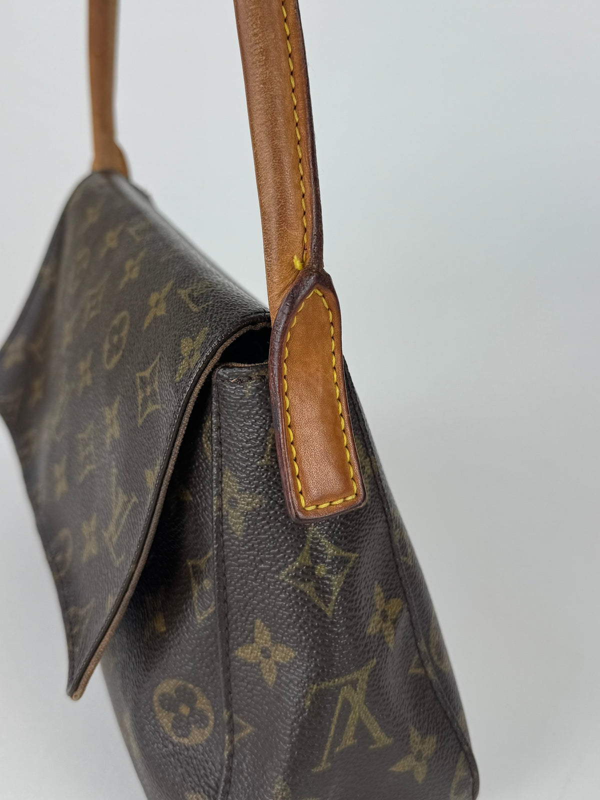 Louis Vuitton Mini Looping - respace.studio