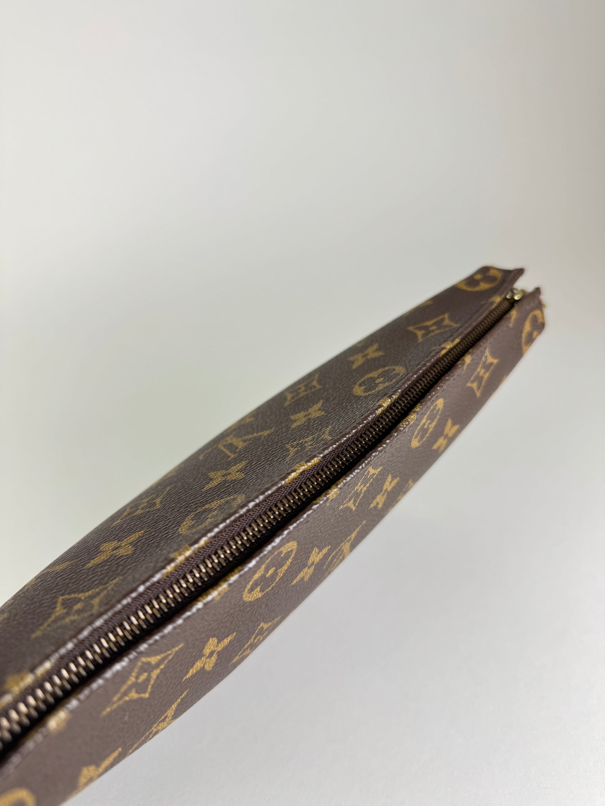 Louis Vuitton Poche Toilette 26 - respace.studio