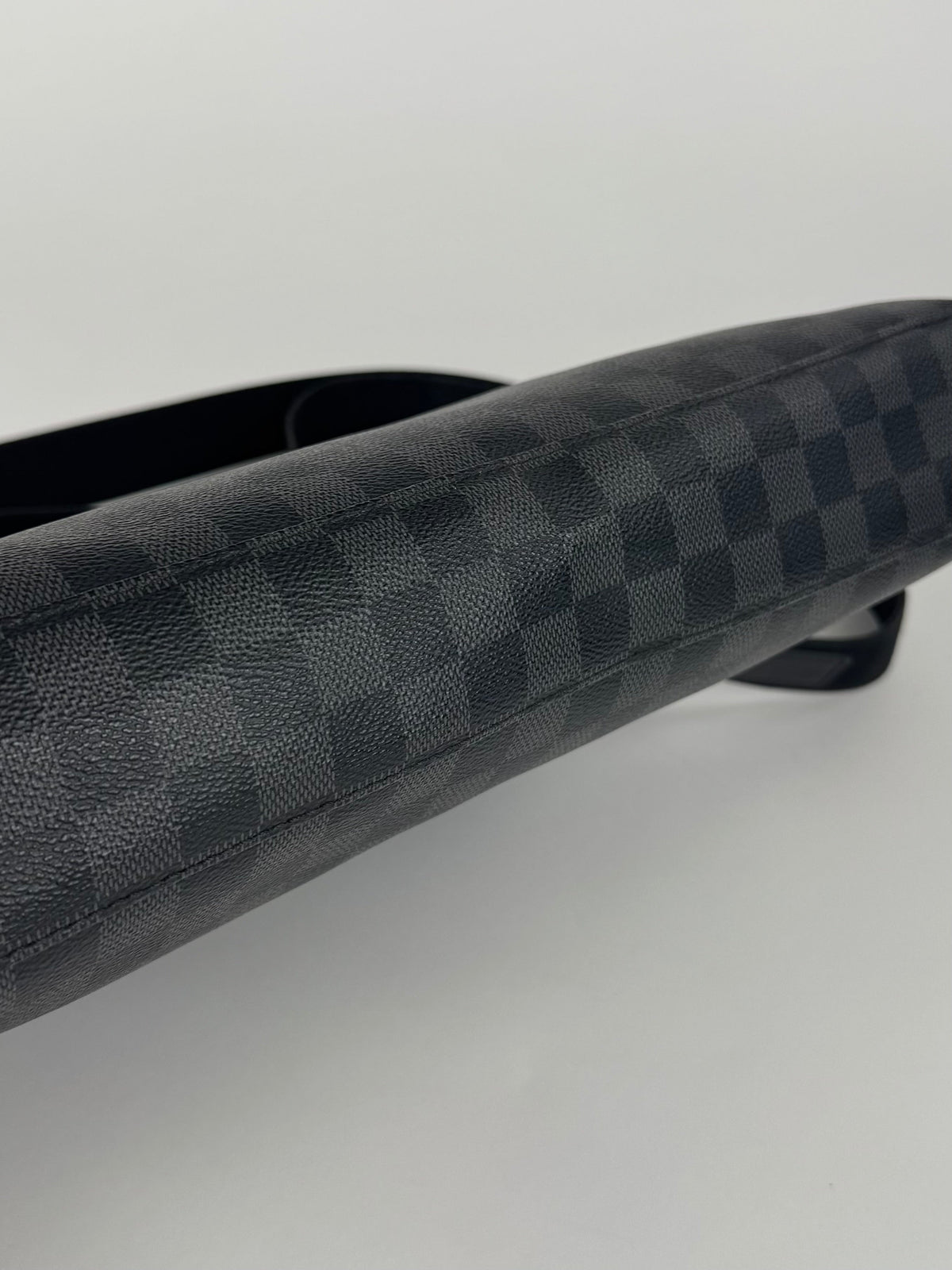 Louis Vuitton Porte-Documents Voyage - respace.studio