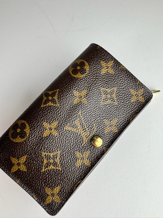 Louis Vuitton Portefeuille International - respace.studio
