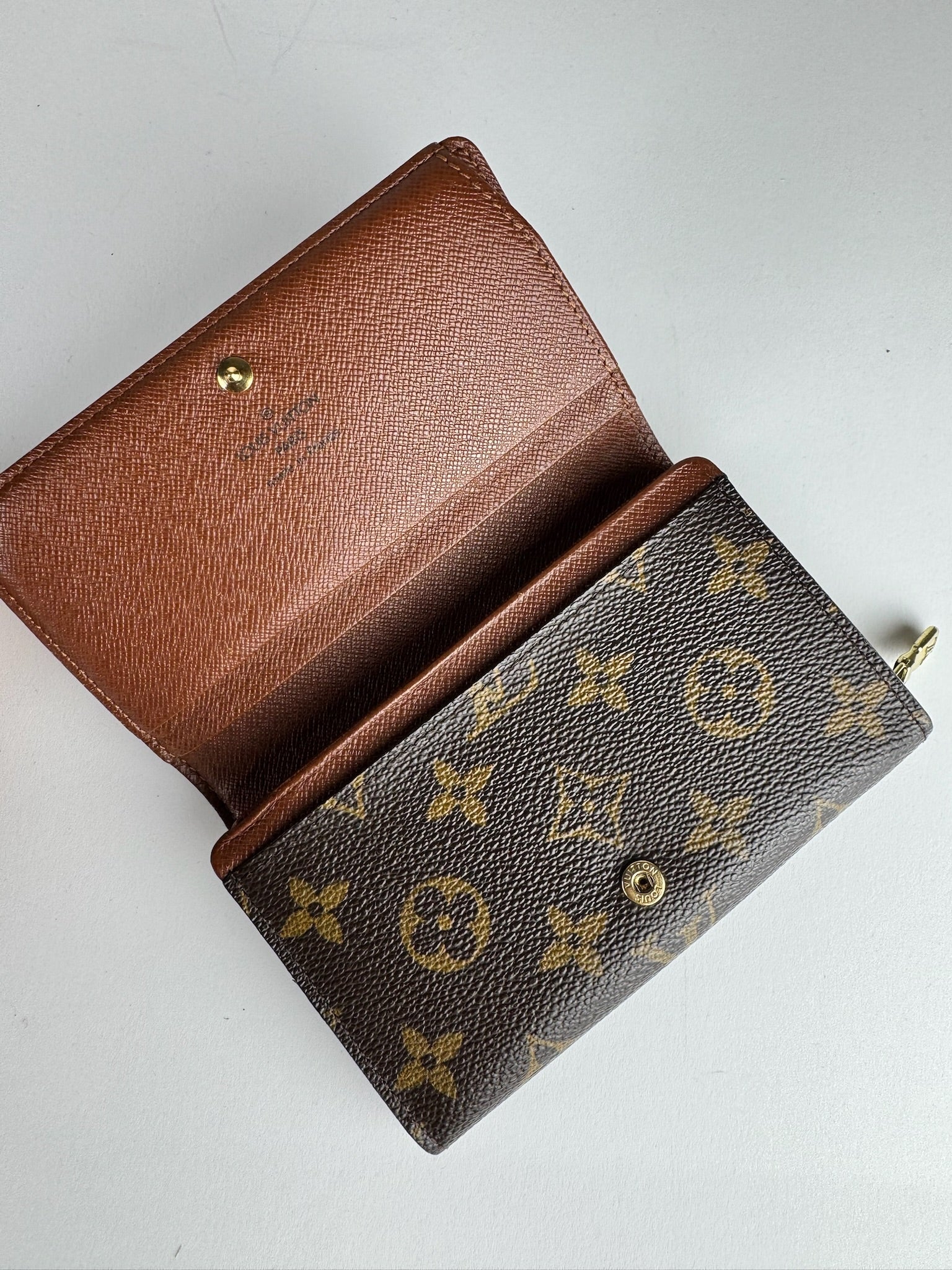 Louis Vuitton Portefeuille International - respace.studio