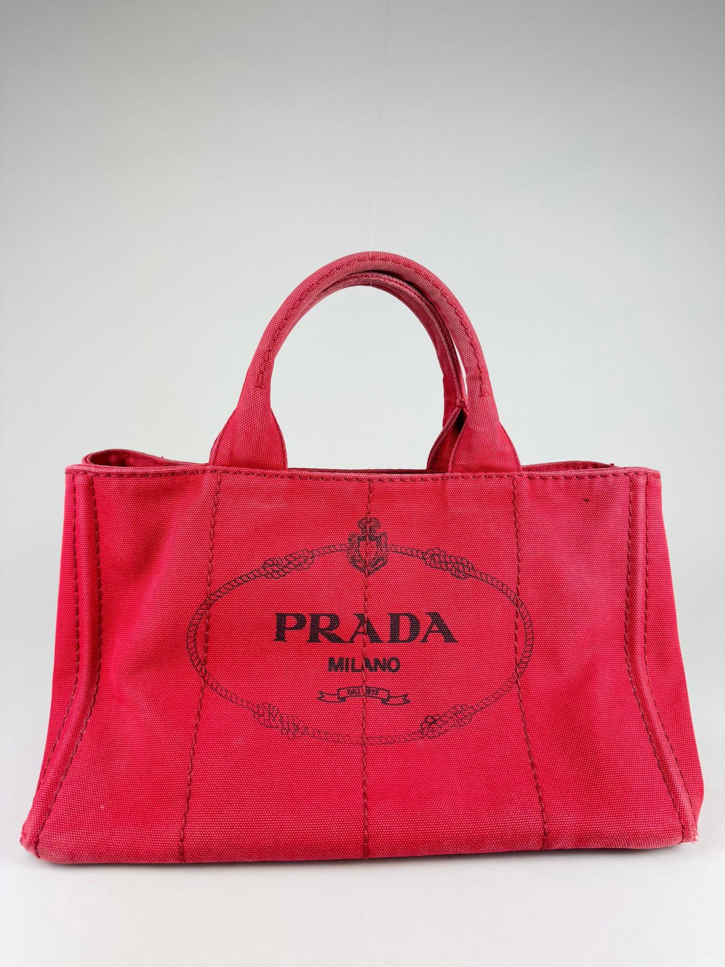 Prada Canapa MM - respace.studio