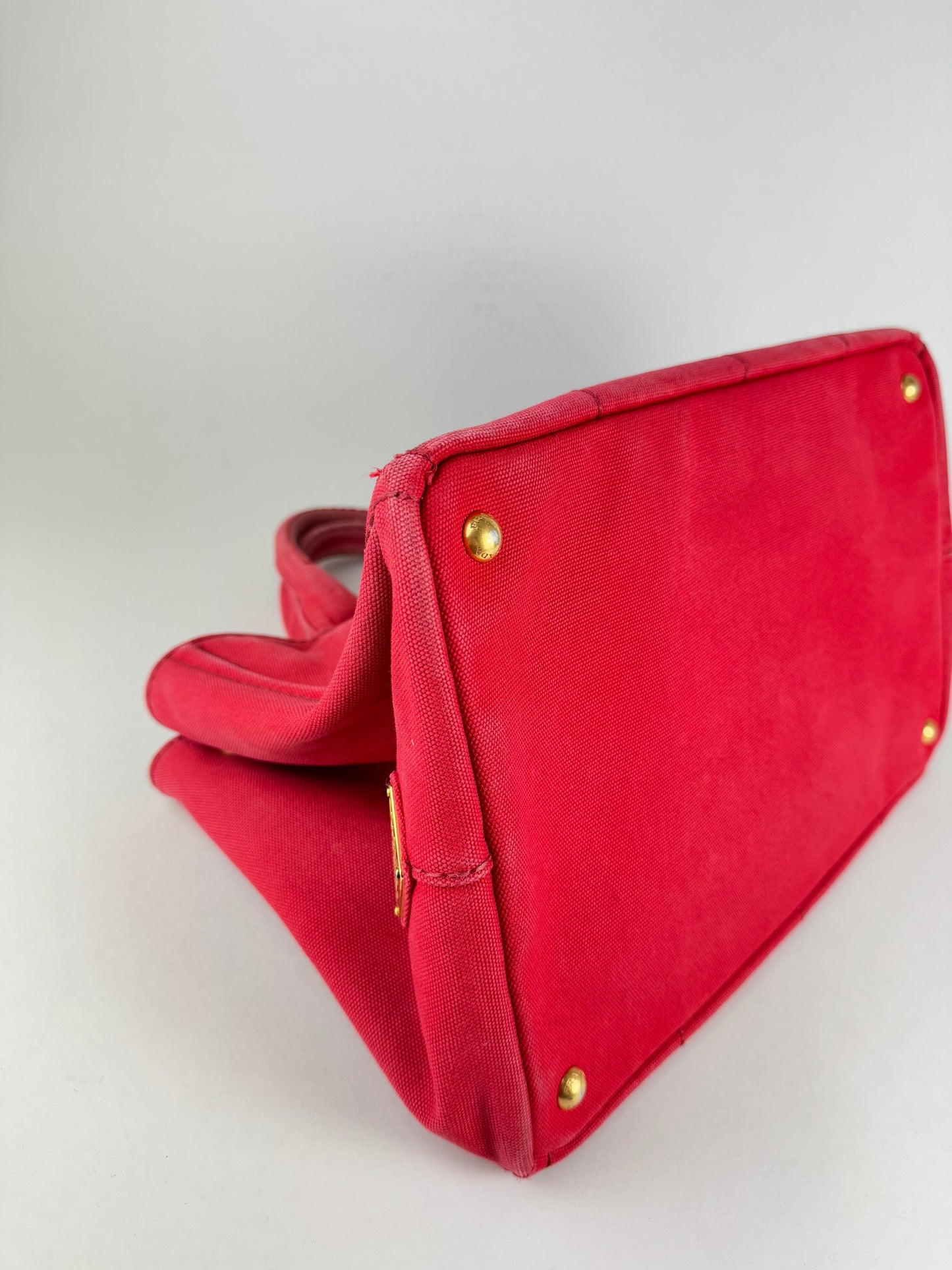Prada Canapa MM - respace.studio