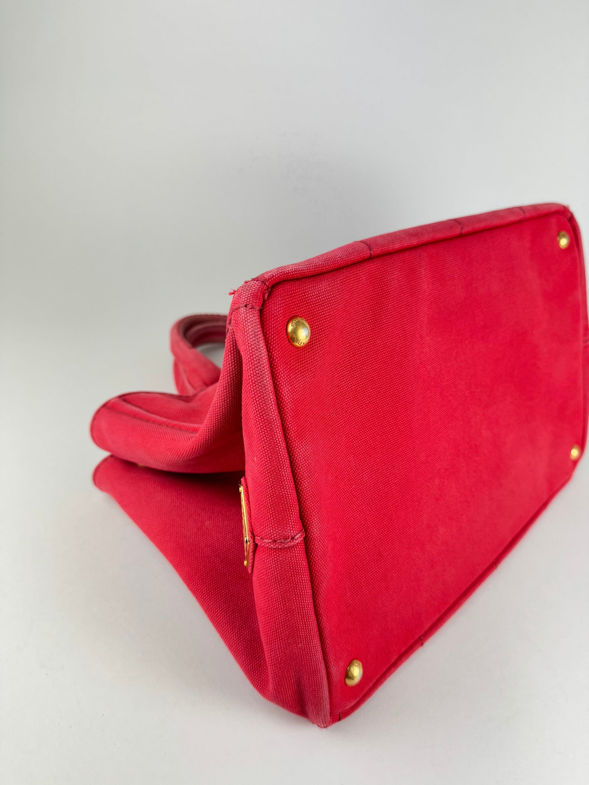 Prada Canapa MM - respace.studio