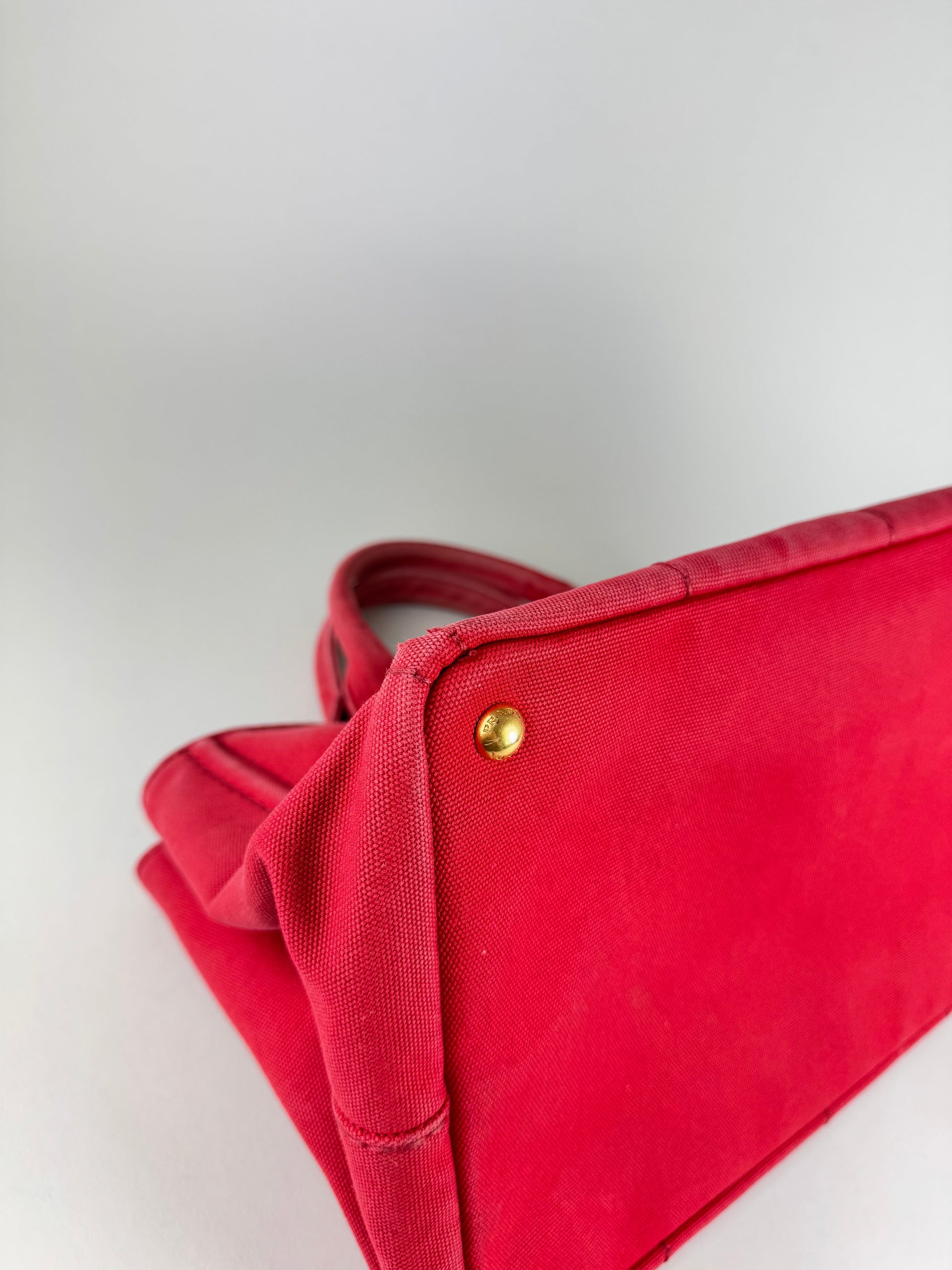 Prada Canapa MM - respace.studio
