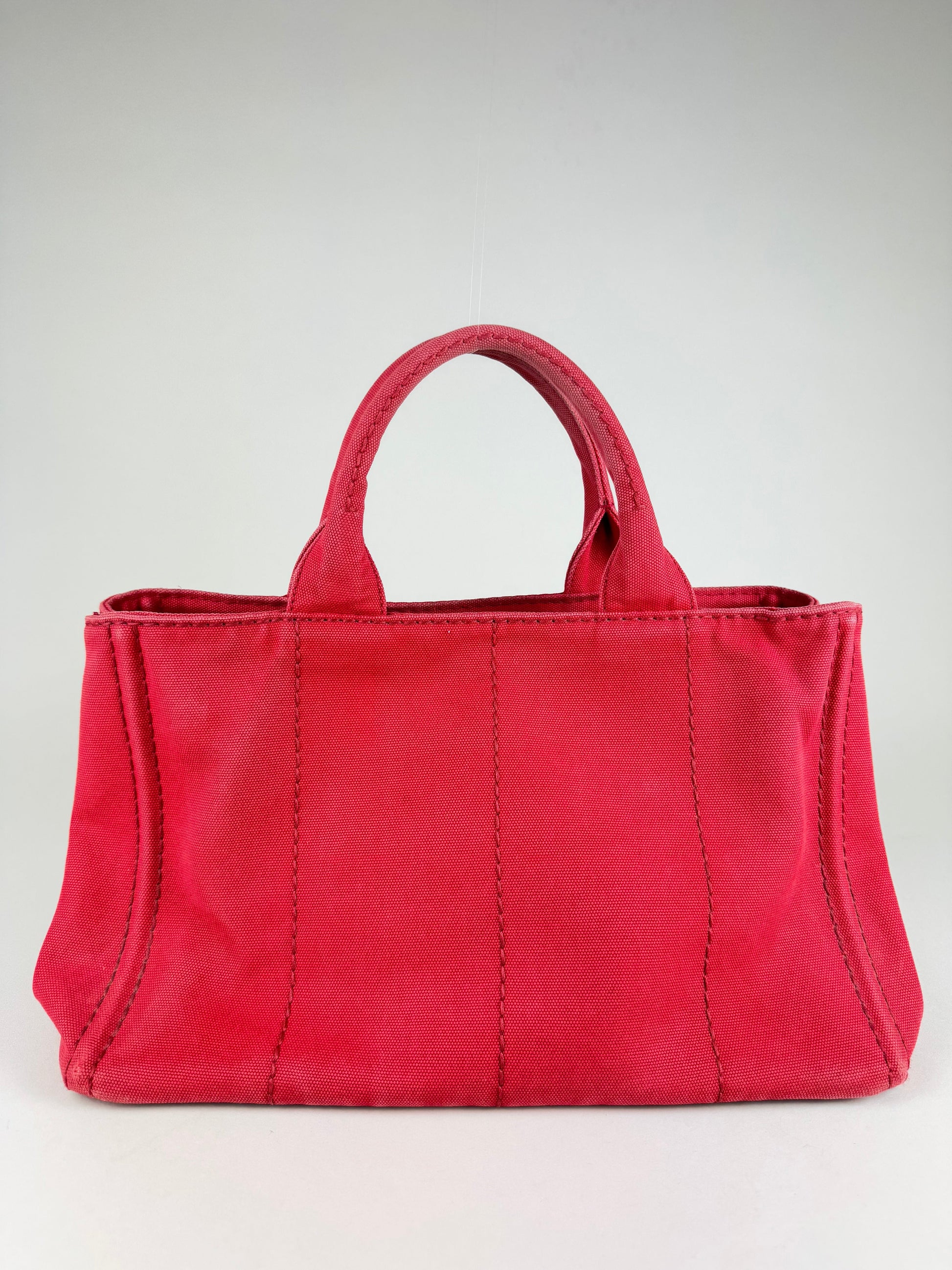 Prada Canapa MM - respace.studio