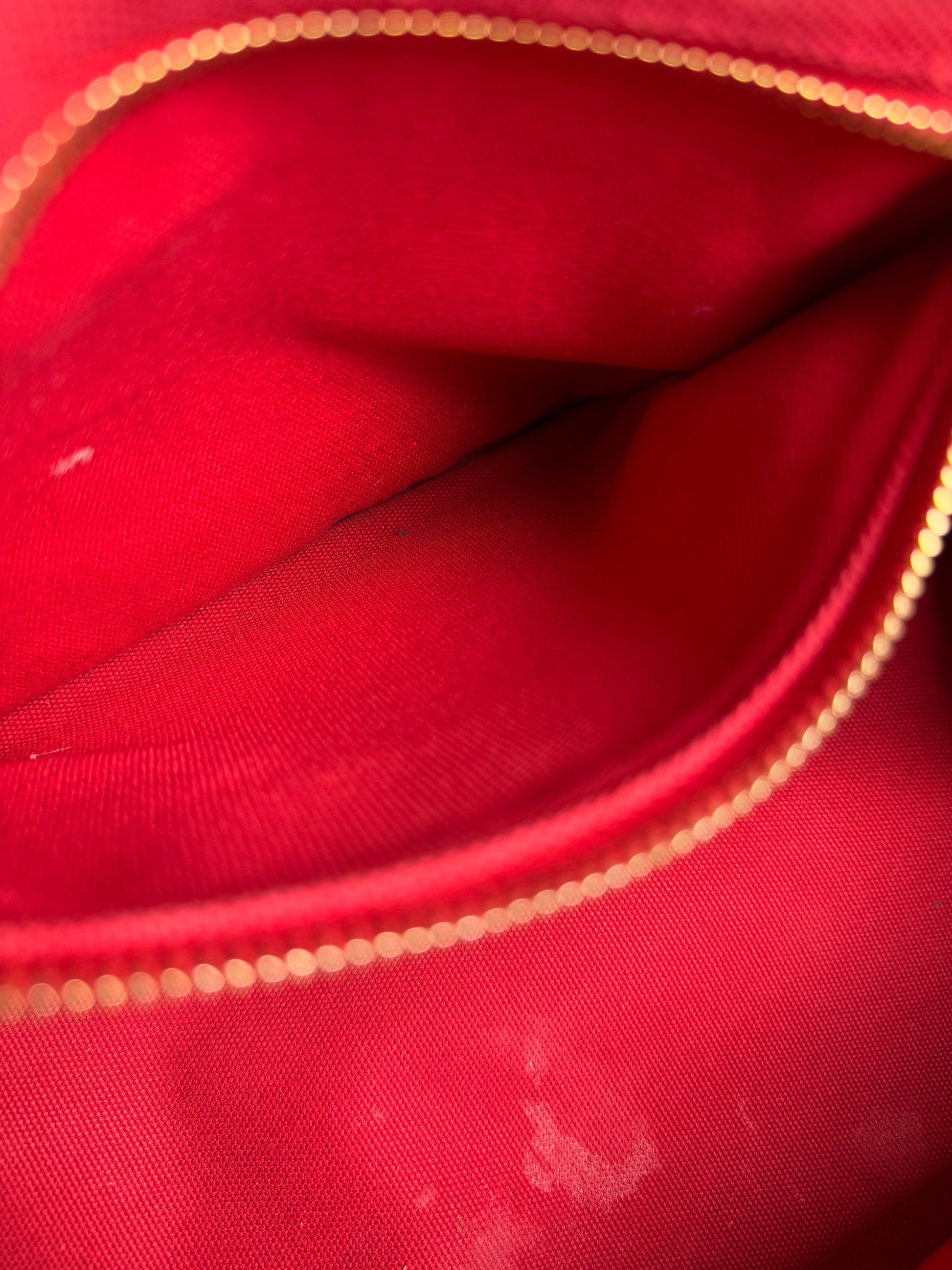 Prada Canapa MM - respace.studio