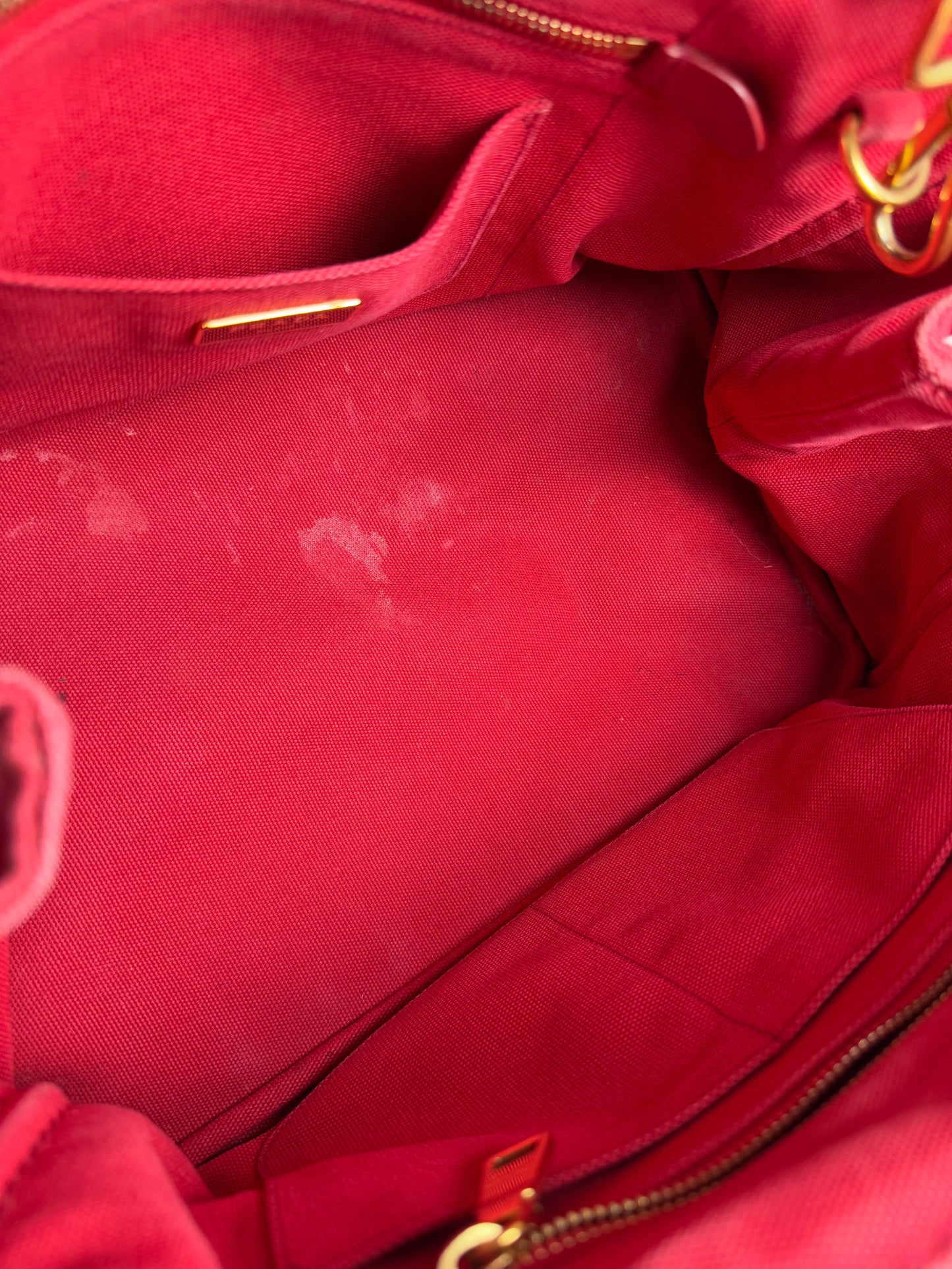 Prada Canapa MM - respace.studio